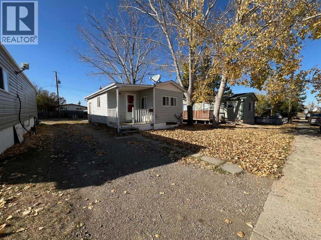 19, 400 1 Street SE — Linden, Alberta - Photo 2 of 8