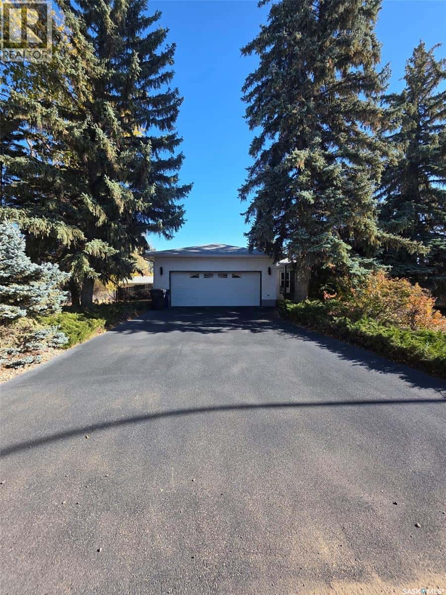 402 Broad STREET N — Cut Knife, Saskatchewan - Photo 2 of 24