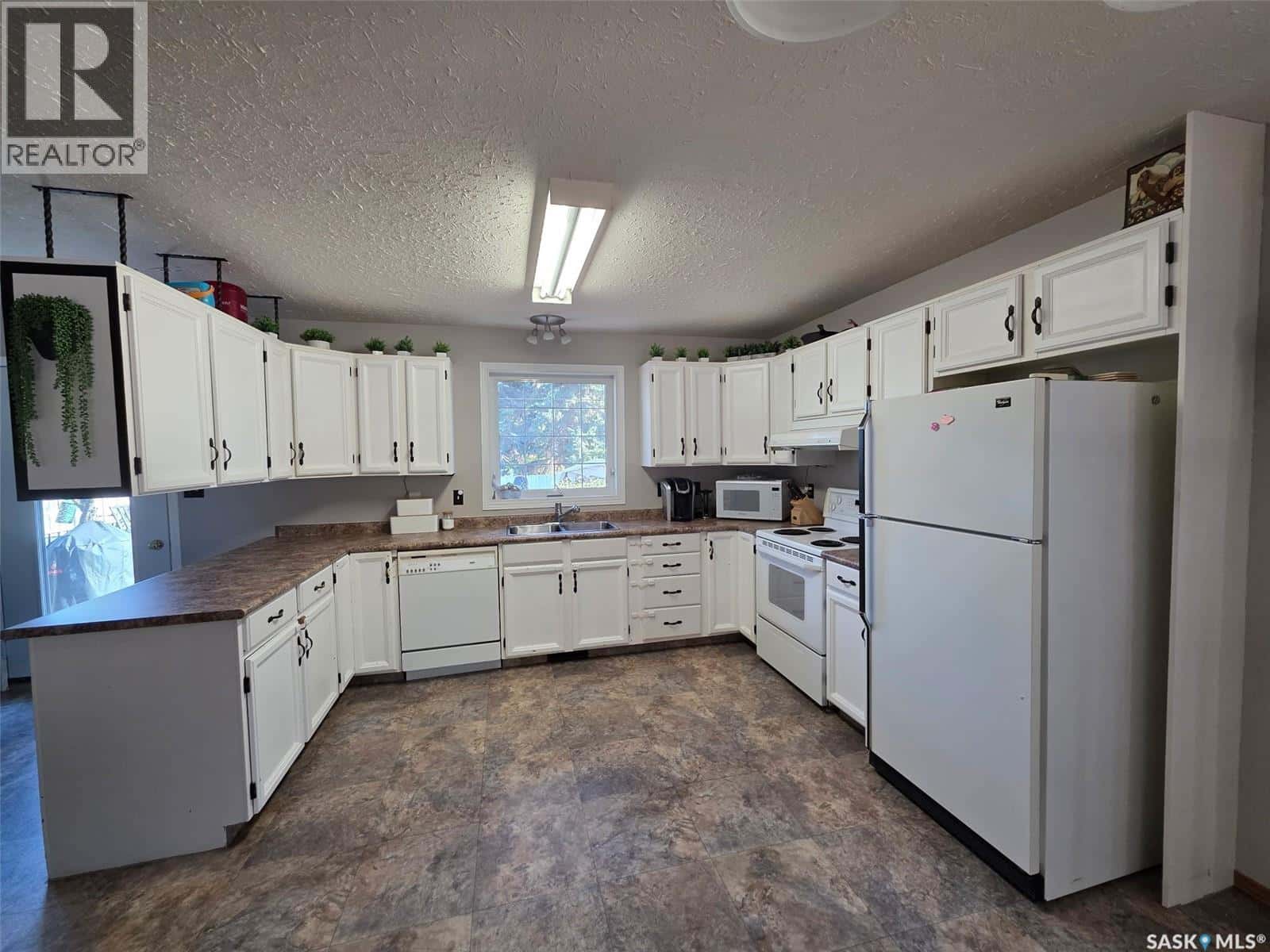 402 Broad STREET N — Cut Knife, Saskatchewan - Photo 4 of 24