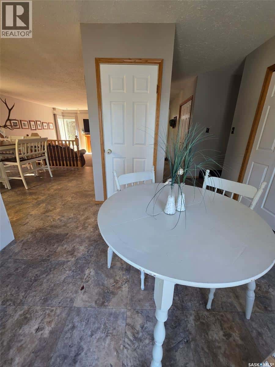 402 Broad STREET N — Cut Knife, Saskatchewan - Photo 5 of 24