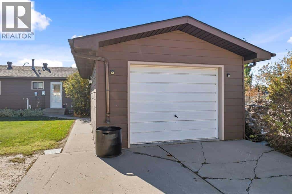 34 Hollinger Drive — Swan Hills, Alberta - Photo 5 of 36