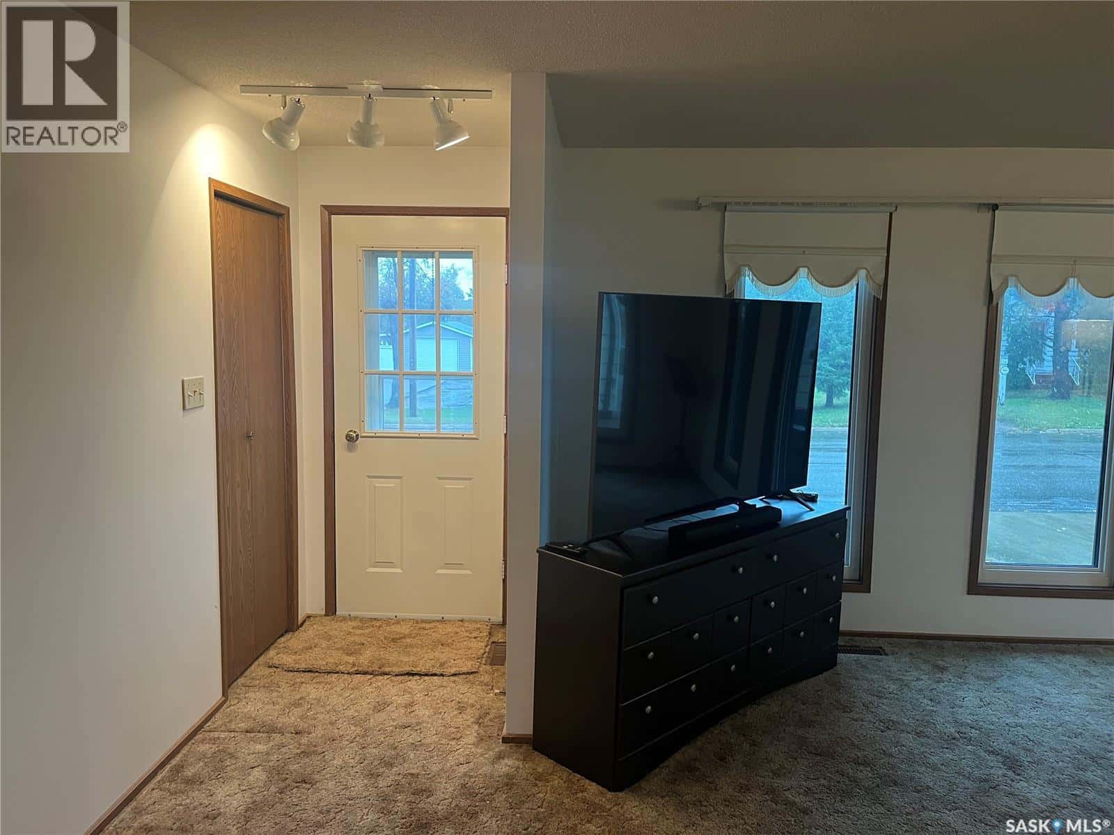 408 5th STREET W — Wynyard, Saskatchewan - Photo 2 of 50