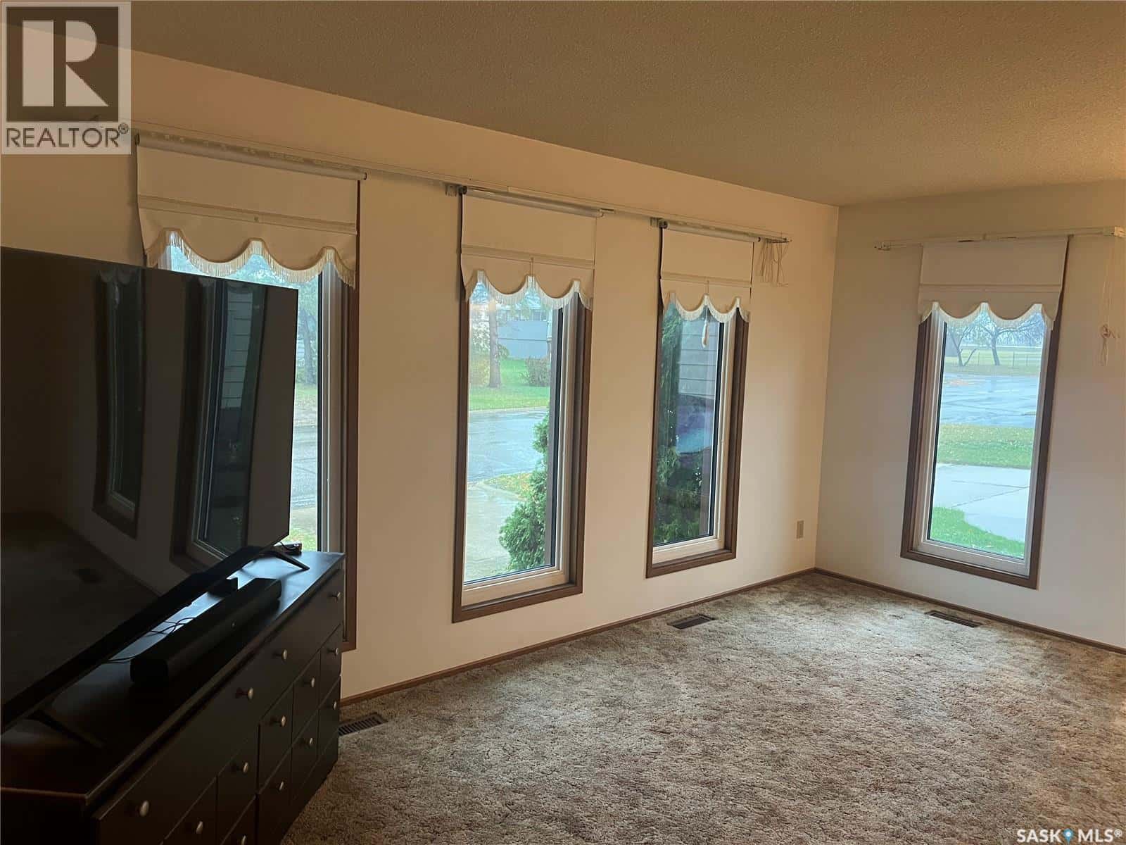 408 5th STREET W — Wynyard, Saskatchewan - Photo 3 of 50