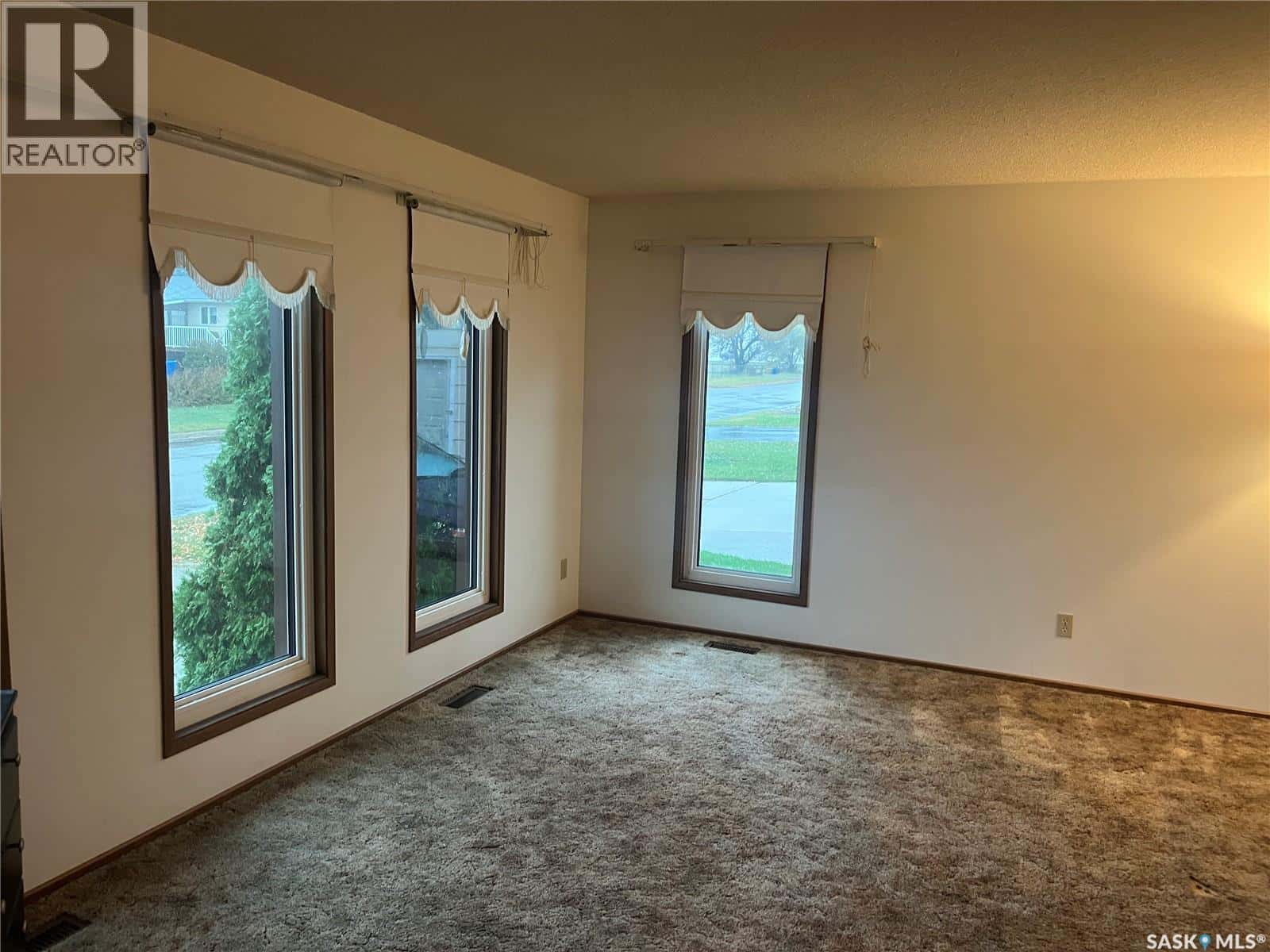 408 5th STREET W — Wynyard, Saskatchewan - Photo 4 of 50