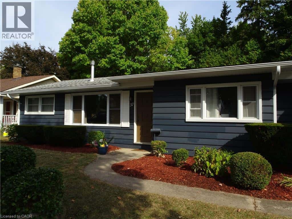 37 ARNELLA Crescent — Strathroy, Ontario - Photo 2 of 25