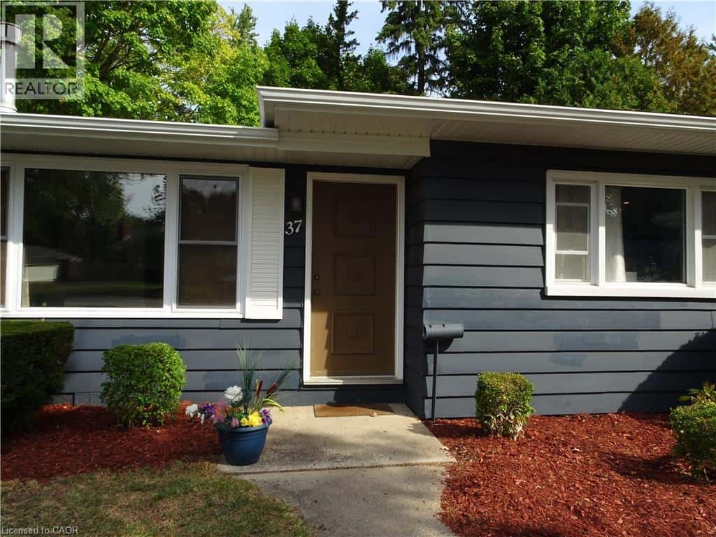 37 ARNELLA Crescent — Strathroy, Ontario - Photo 4 of 25