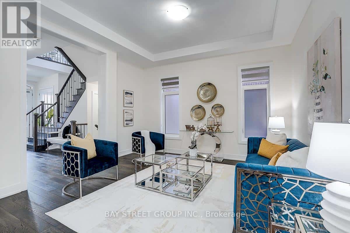 50 BOTELHO CIRCLE W — Aurora (Bayview Southeast), Ontario - Photo 3 of 46