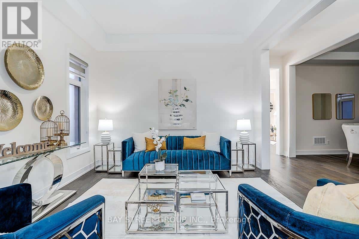 50 BOTELHO CIRCLE W — Aurora (Bayview Southeast), Ontario - Photo 5 of 46