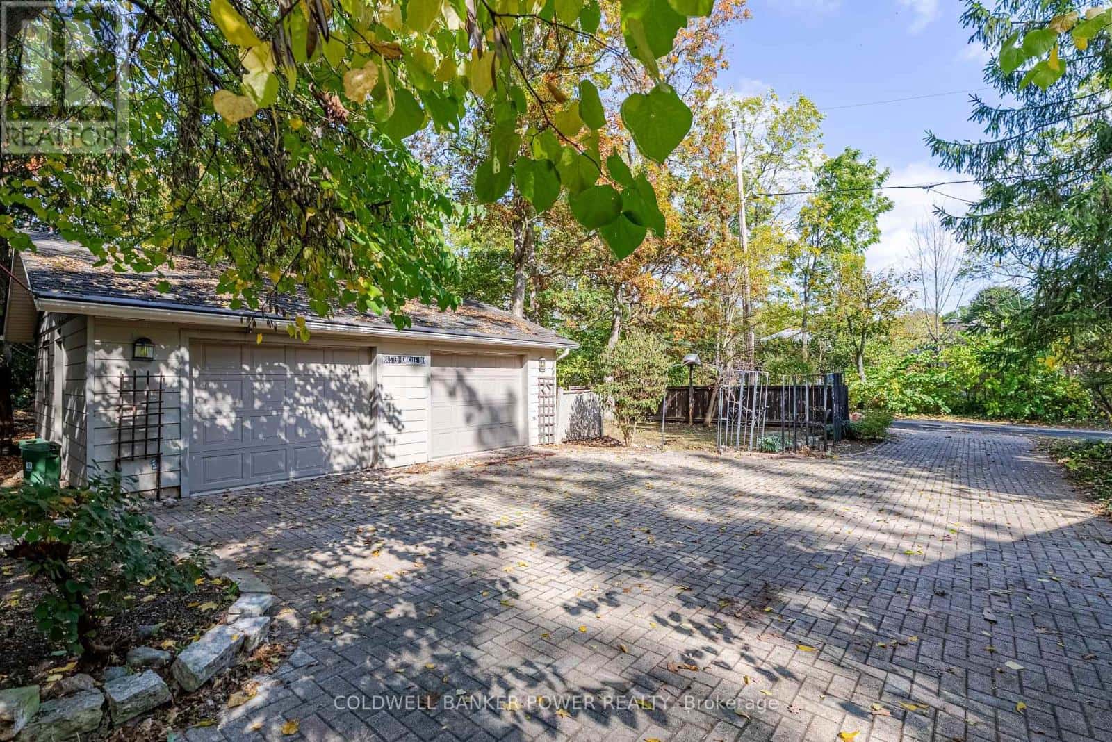 370 HAZEL AVENUE — London North (North Q), Ontario - Photo 3 of 41