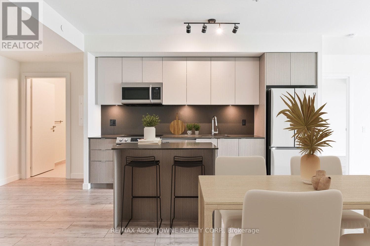 B0725 - 133 BRONTE ROAD - Main photo, Oakville (BR Bronte), Ontario