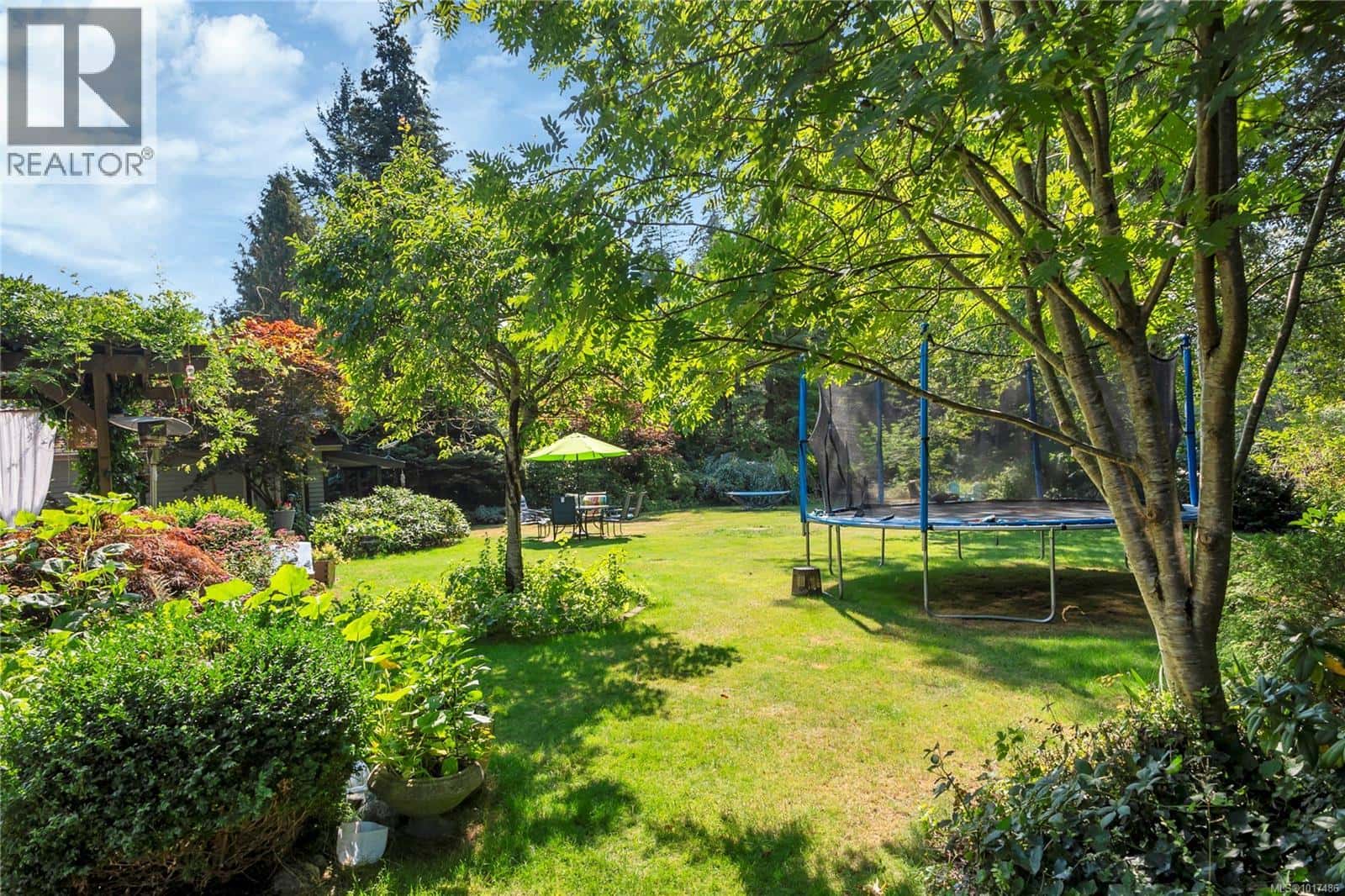 8856 McLarey Ave — Black Creek, British Columbia - Photo 2 of 34