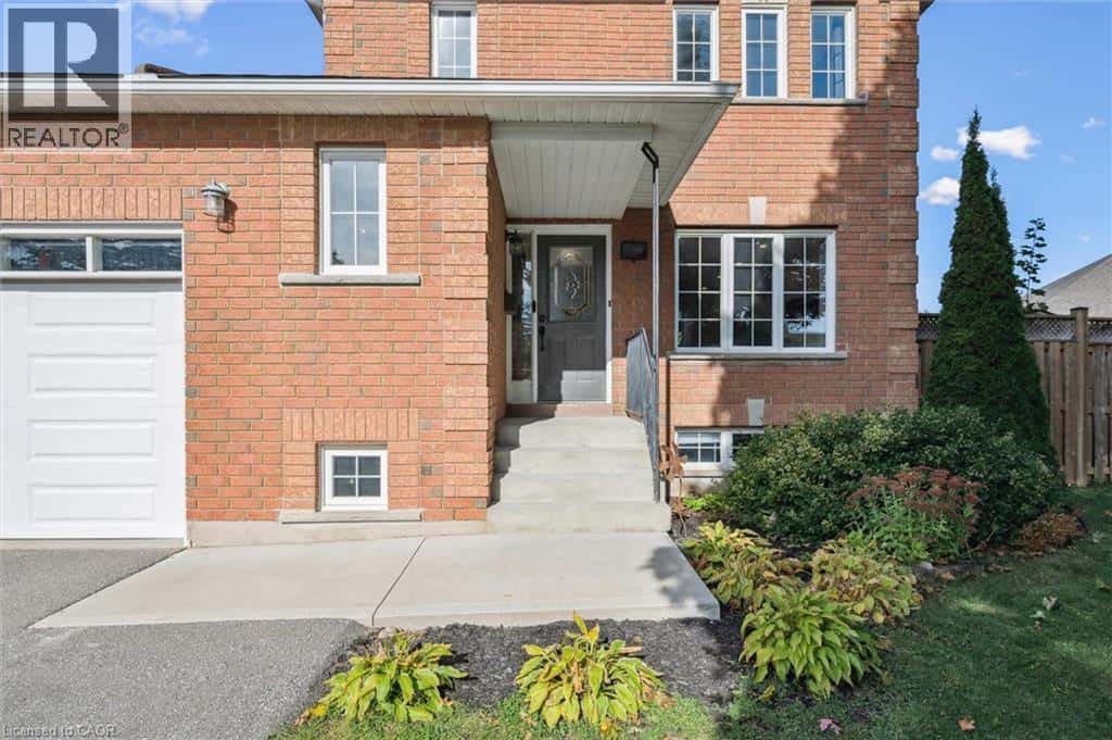 334 DANIEL CRES — Elora, Ontario - Photo 3 of 45