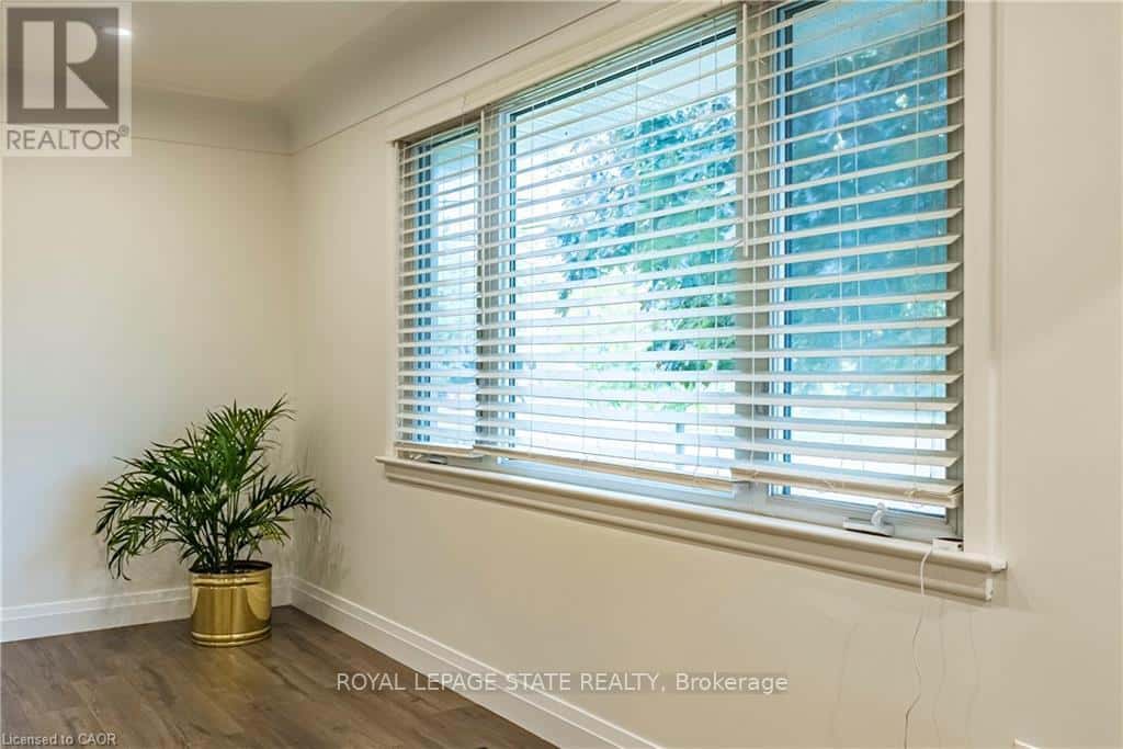 105 MCELROY ROAD E — Hamilton (Balfour), Ontario - Photo 5 of 48