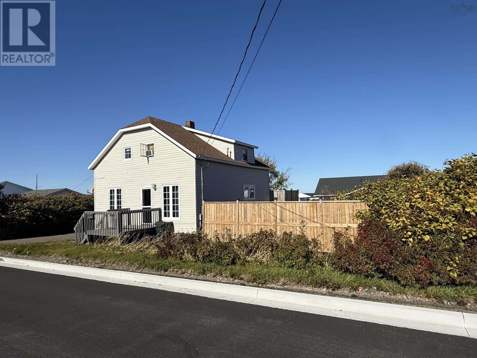 3351 Veniot Avenue — New Waterford, Nova Scotia - Photo 3 of 32