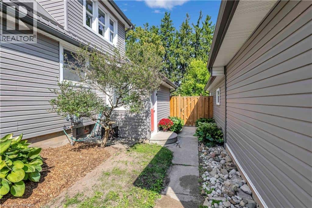 118 MAIN Street W — Norwich, Ontario - Photo 3 of 43