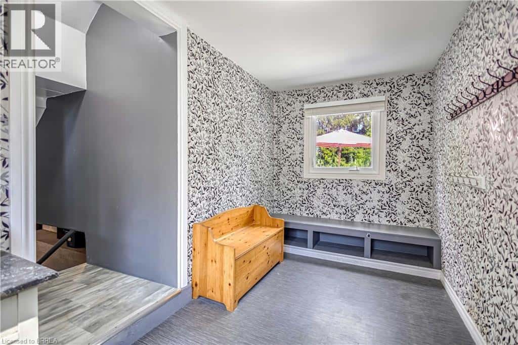 118 MAIN Street W — Norwich, Ontario - Photo 5 of 43