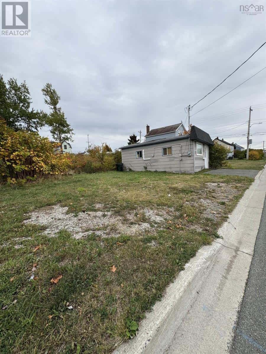 496 Second St New Waterford NS B1H 3A5 Canada — New Waterford, Nova Scotia - Photo 2 of 9