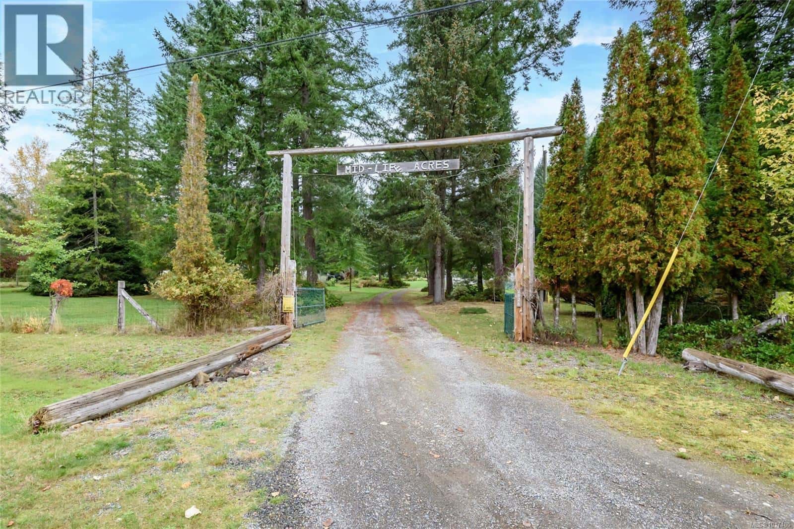 A/B 2826 Bruce Rd — Black Creek, British Columbia - Photo 3 of 81