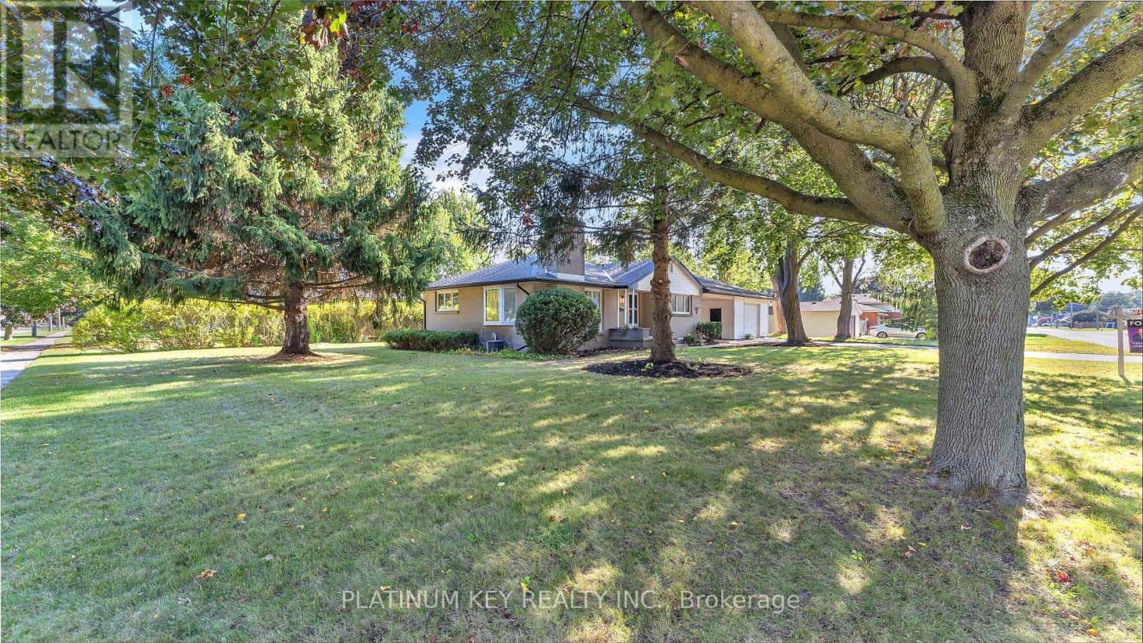 112 ONTARIO STREET — Strathroy-Caradoc (SW), Ontario - Photo 2 of 22