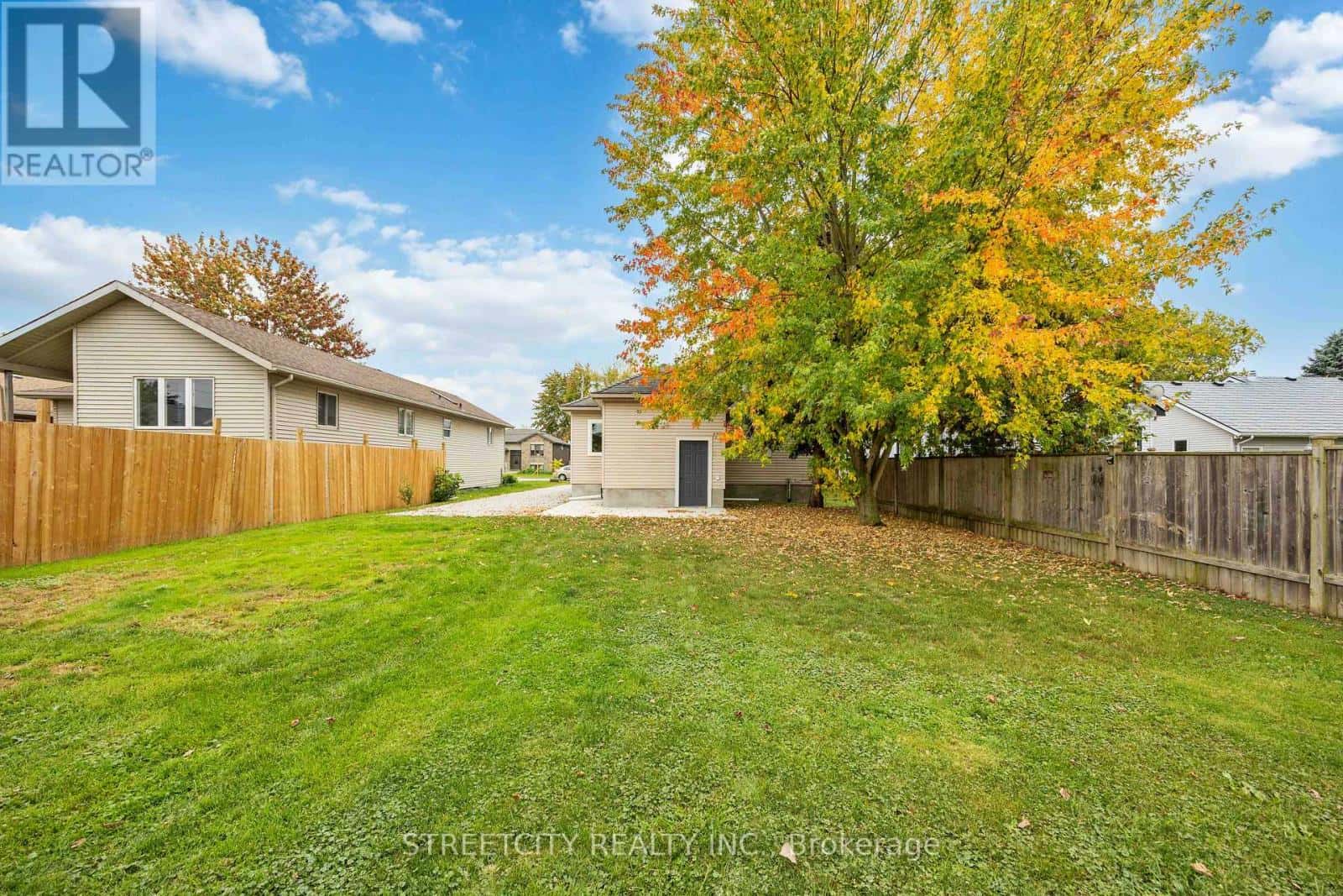 4482 PETROLIA LINE — Petrolia, Ontario - Photo 2 of 38