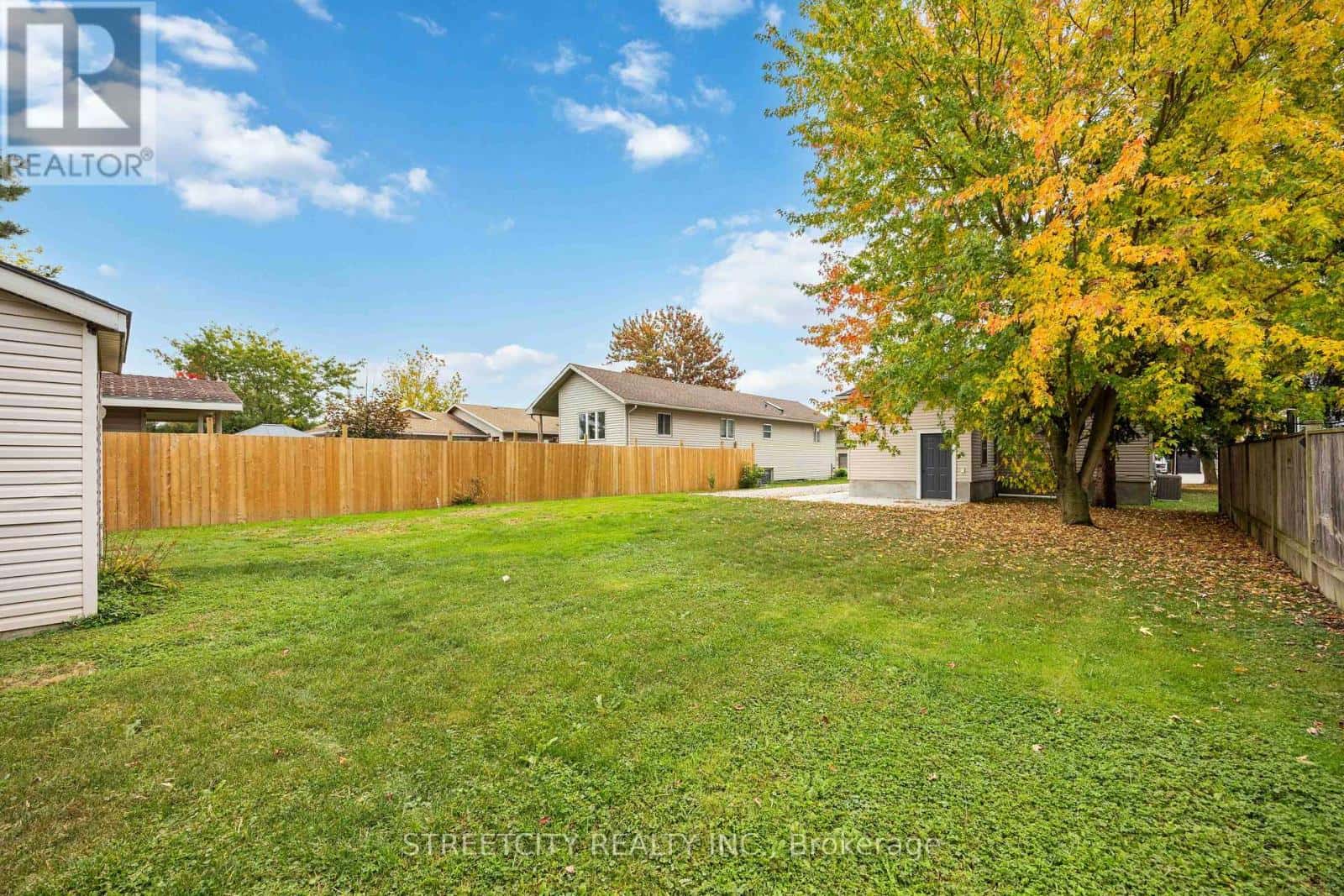 4482 PETROLIA LINE — Petrolia, Ontario - Photo 3 of 38