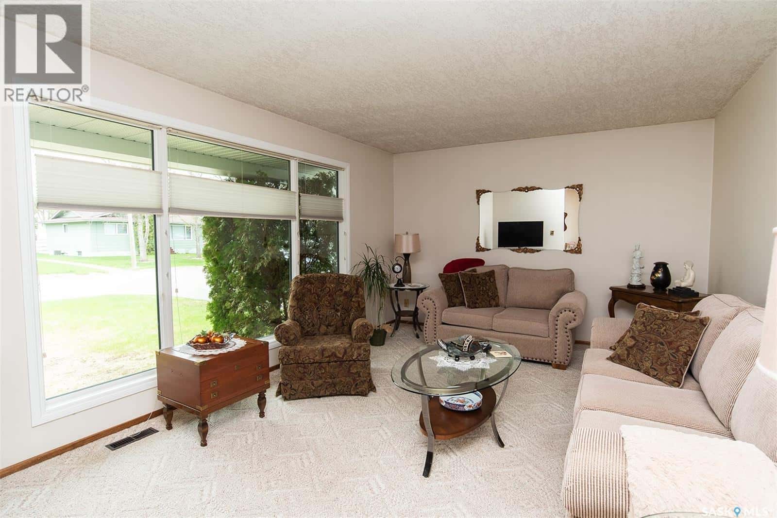 316 8th STREET E — Wynyard, Saskatchewan - Photo 3 of 43