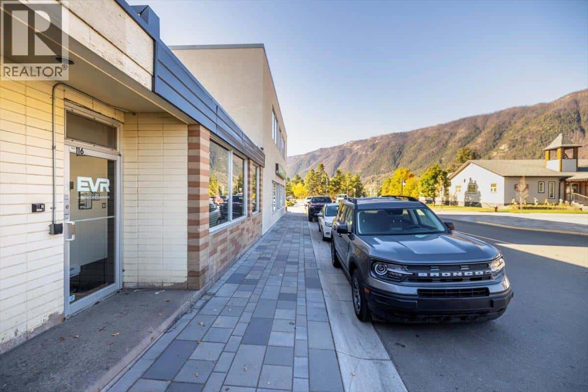 116 CENTENNIAL Street — Sparwood, British Columbia - Photo 4 of 38