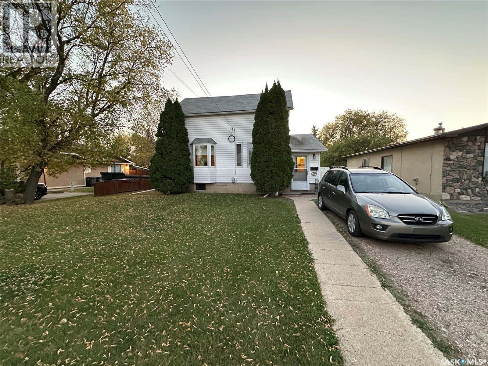 408 5th AVENUE — Rosthern, Saskatchewan - Photo 2 of 32