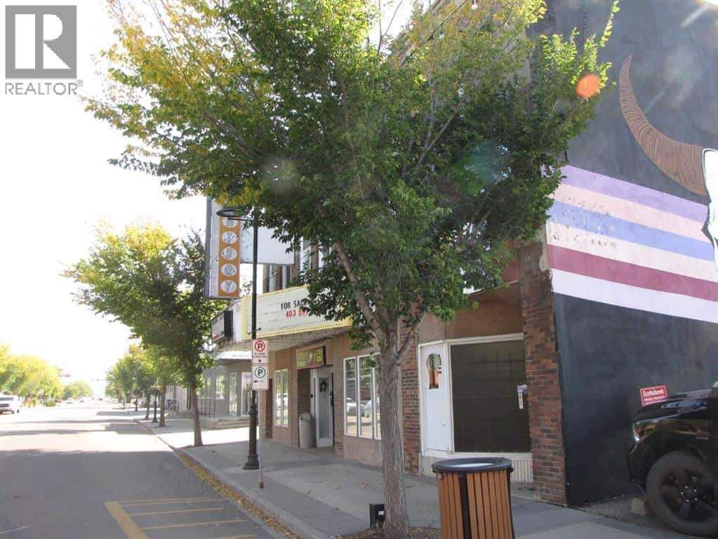 4939 50 Street — Innisfail, Alberta - Photo 2 of 43