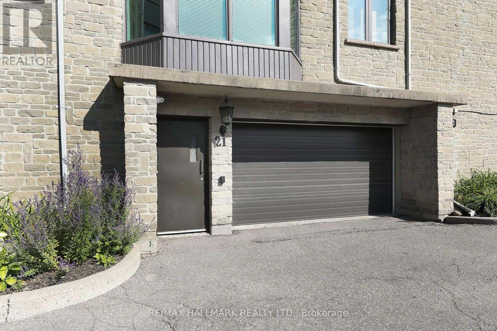 305 - 21 GEORGE STREET — Aurora (Aurora Village), Ontario - Photo 2 of 23