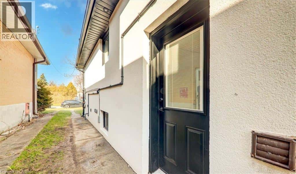 35 DARLINGSIDE Drive — Scarborough, Ontario - Photo 3 of 16