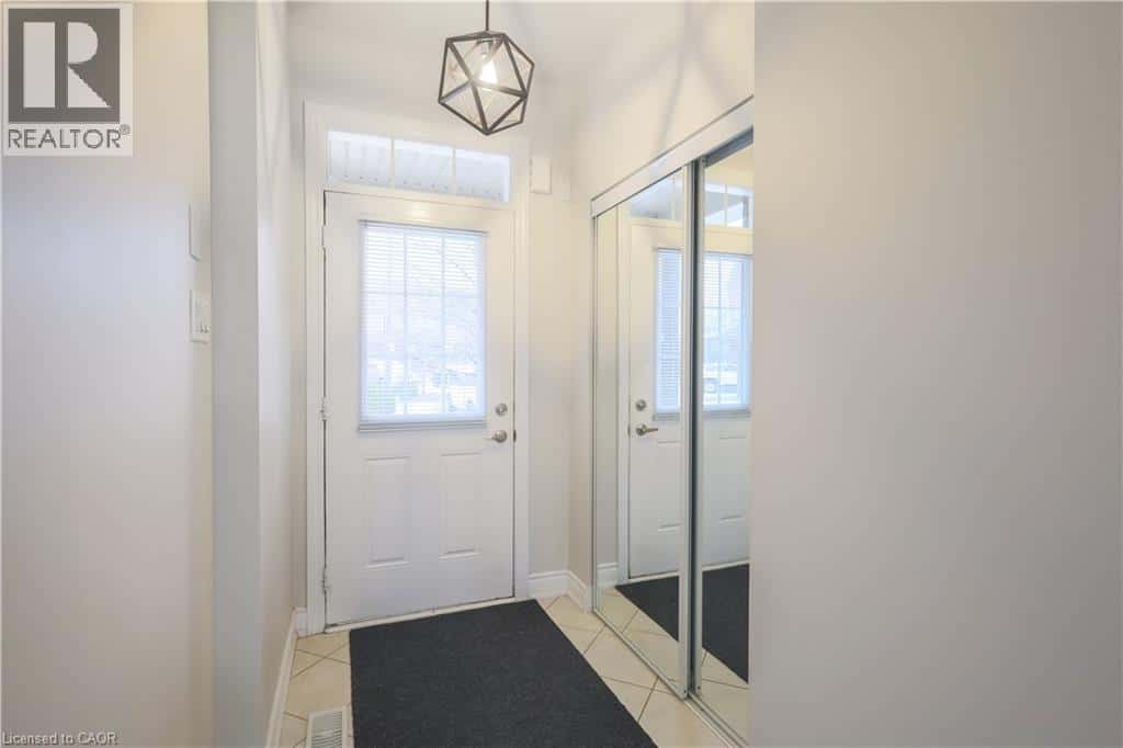 686 WENDY CULBERT Crescent — Newmarket, Ontario - Photo 4 of 47