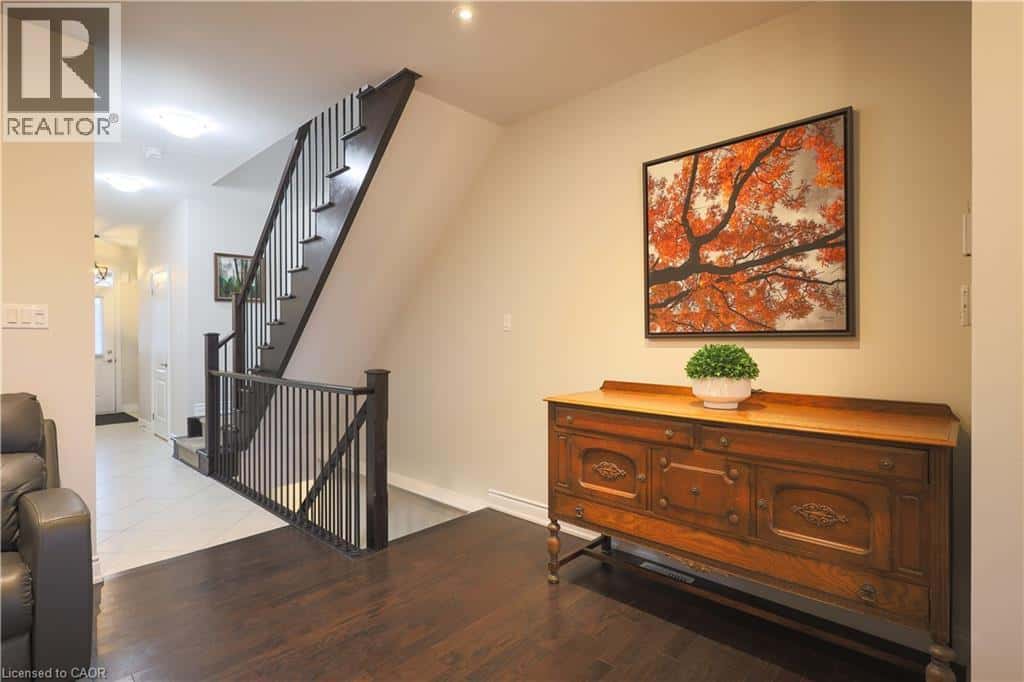 686 WENDY CULBERT Crescent — Newmarket, Ontario - Photo 5 of 47