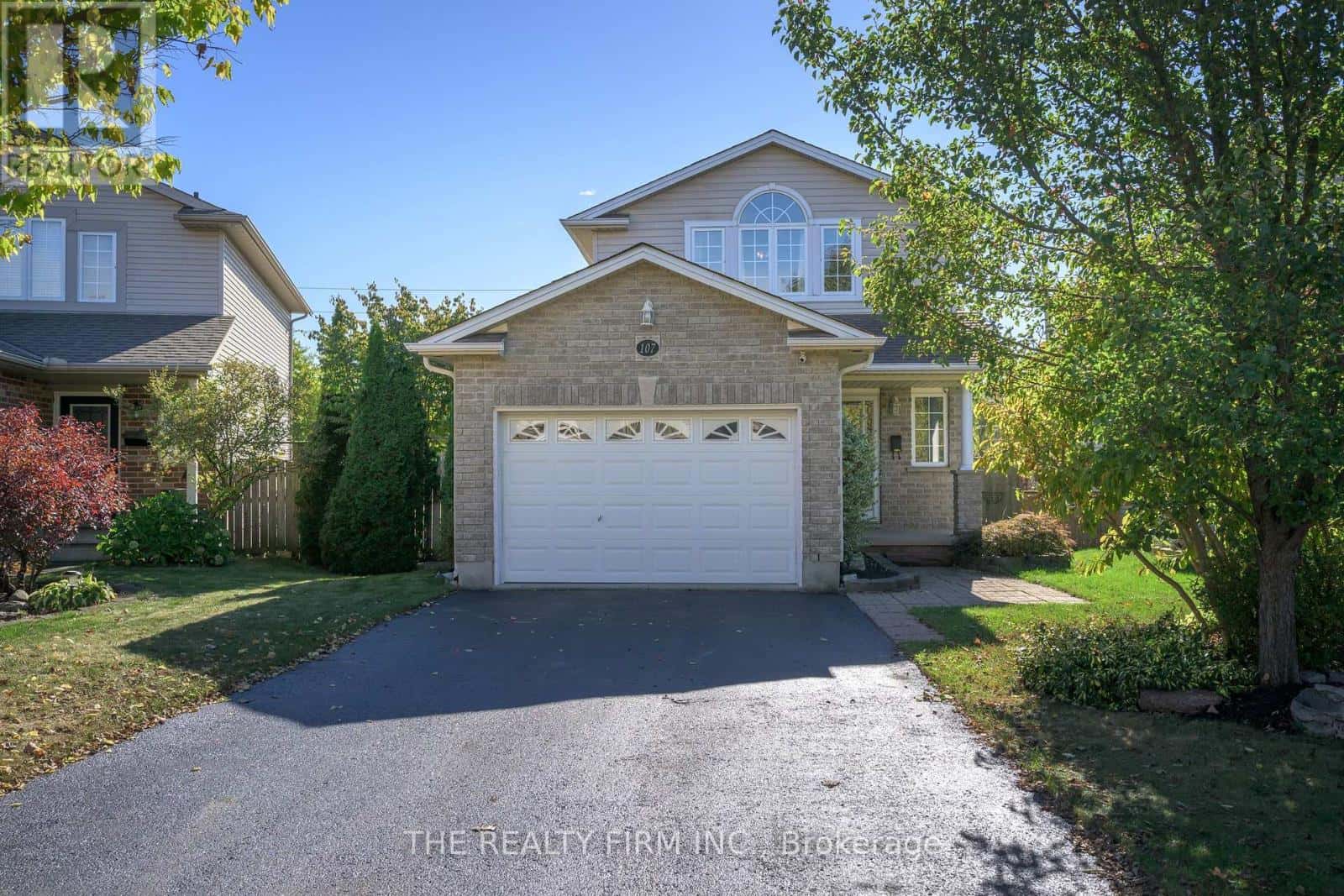 107 LOGGERS GROVE — London East (East P), Ontario - Photo 2 of 42