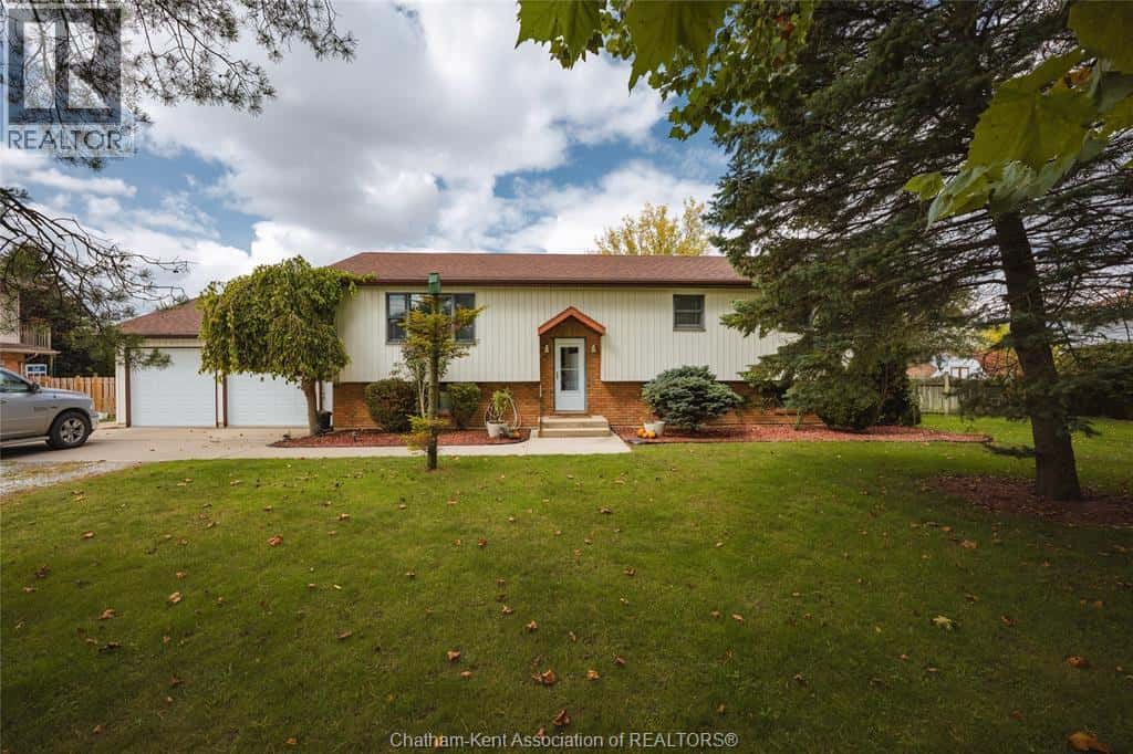 13471 JANE STREET — Thamesville, Ontario - Photo 2 of 37