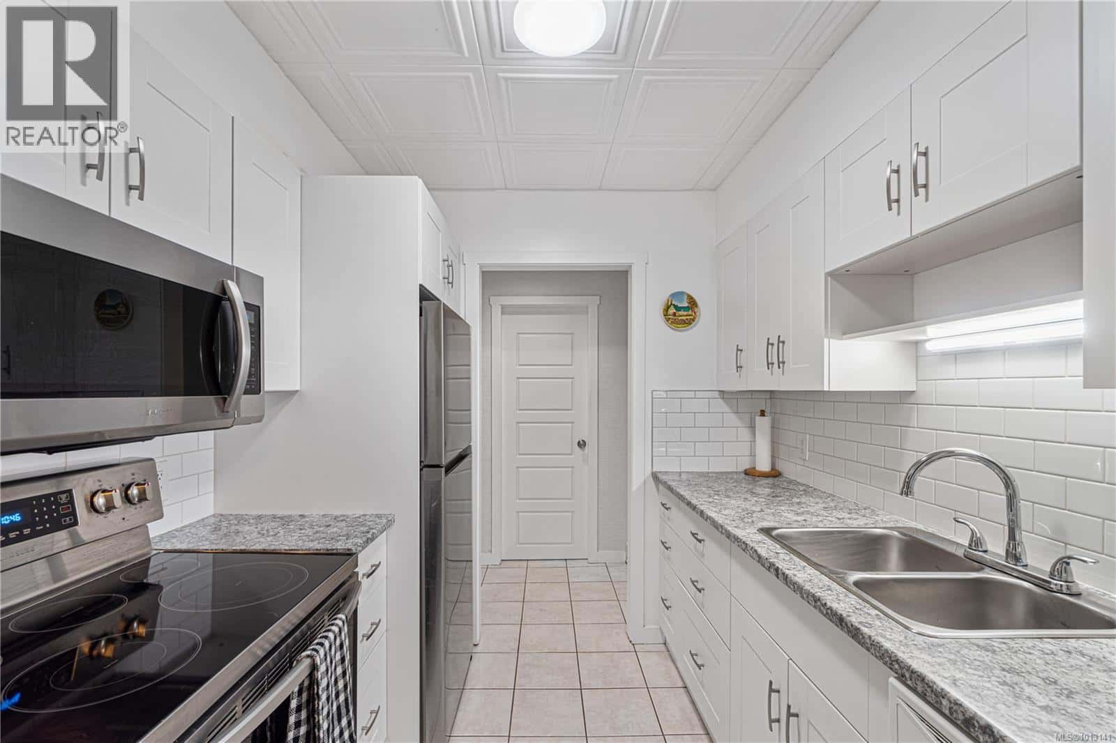 302 3555 Outrigger Rd — Nanoose Bay, British Columbia - Photo 5 of 40