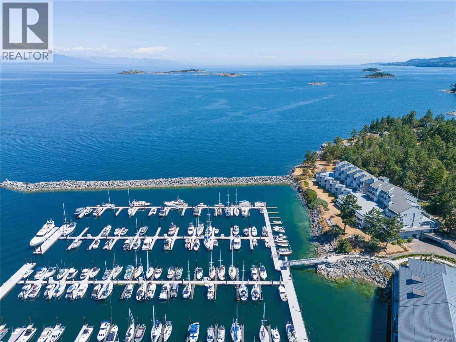 302 3555 Outrigger Rd — Nanoose Bay, British Columbia - Photo 2 of 40