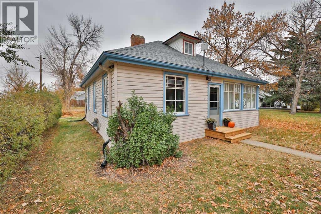 301 Noble Street — Barons, Alberta - Photo 2 of 28