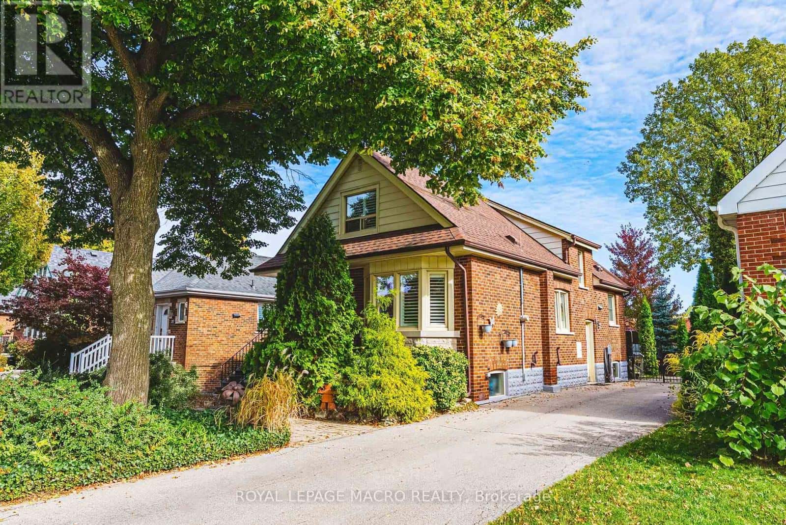 31 BUCHANAN STREET — Hamilton (Centremount), Ontario - Photo 2 of 50