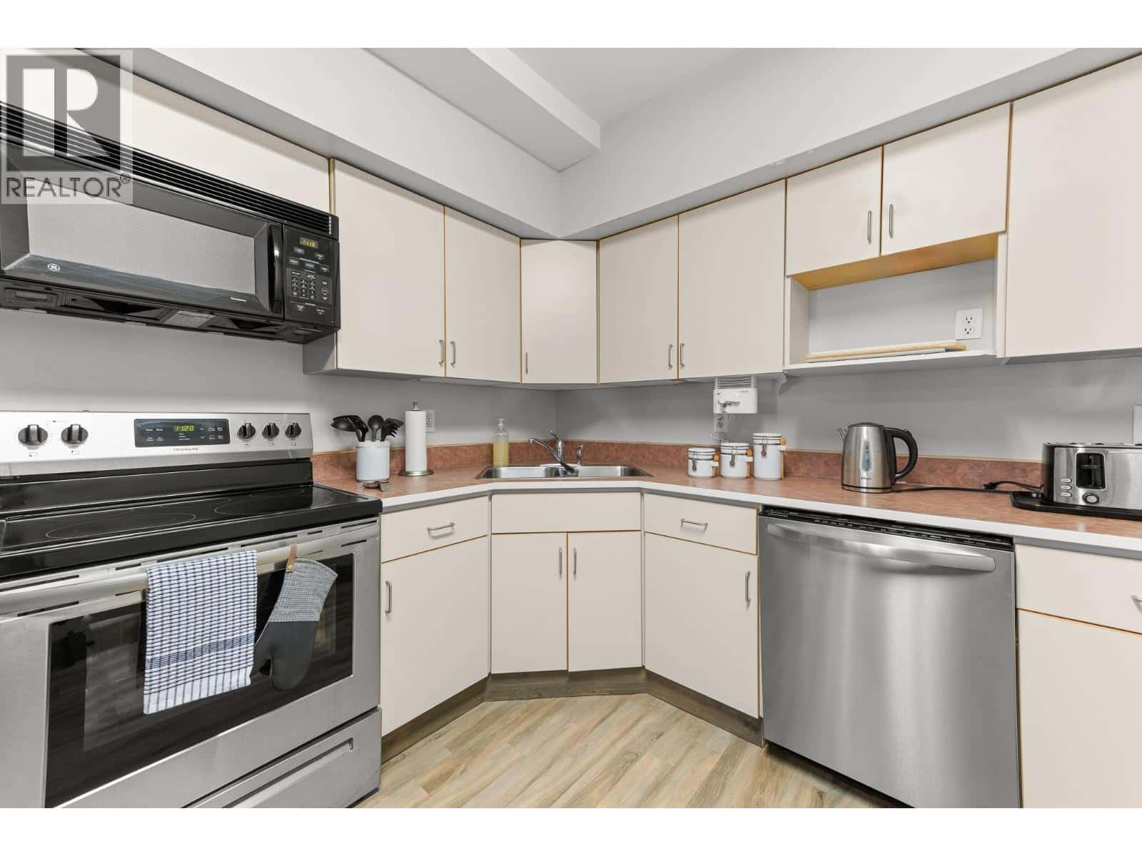 360 Strayhorse Road Unit# C-13 — Apex Mountain, British Columbia - Photo 5 of 27