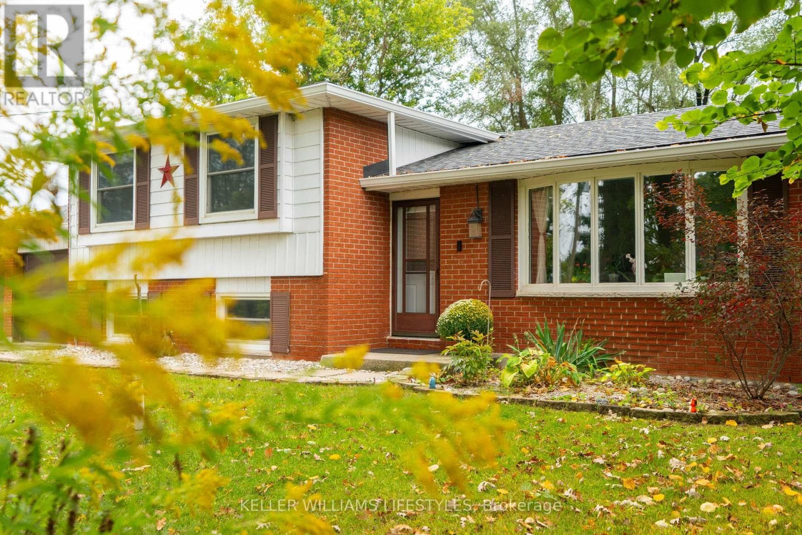 8749 LONGWOODS ROAD — Strathroy-Caradoc, Ontario - Main photo