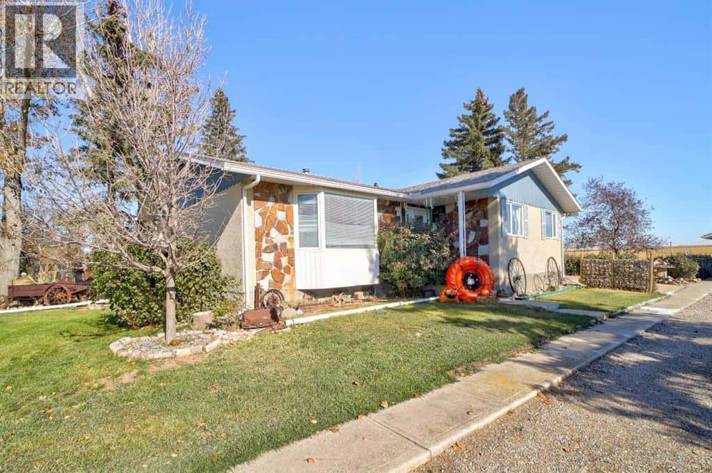 123 Blayney Avenue — Barons, Alberta - Photo 2 of 49