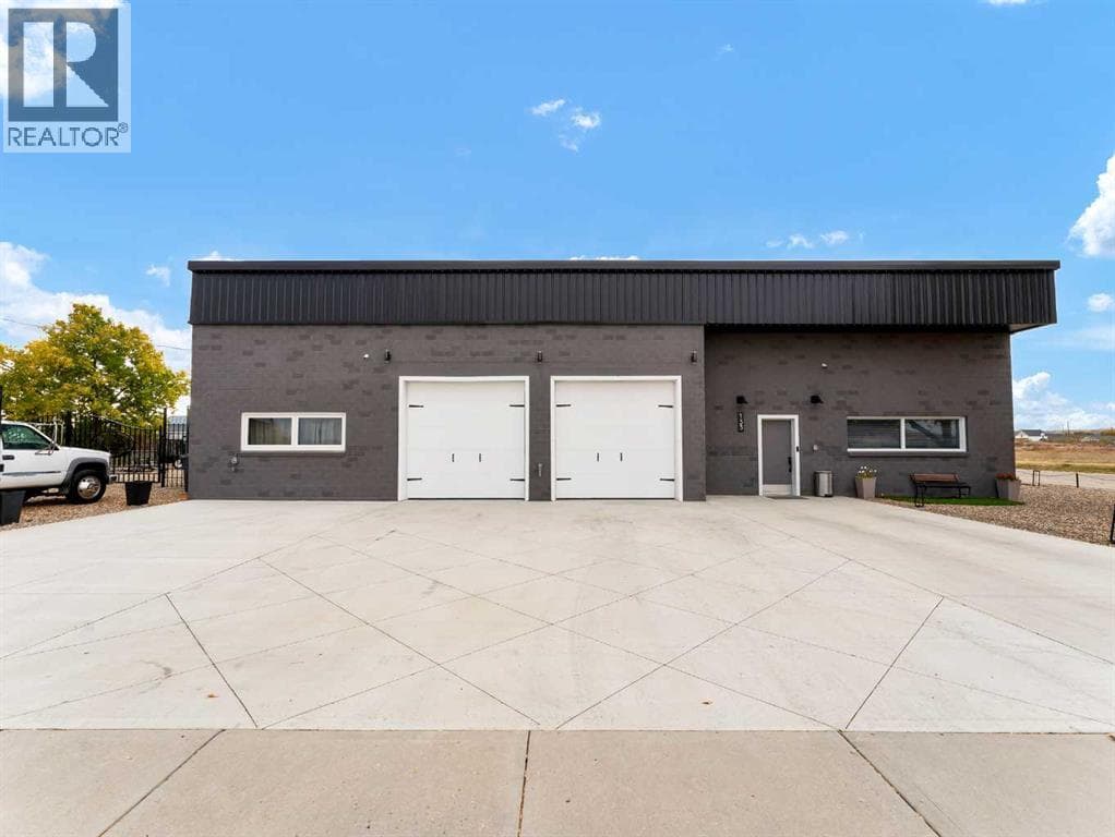 133 South Railway Avenue — Irvine, Alberta - Main photo