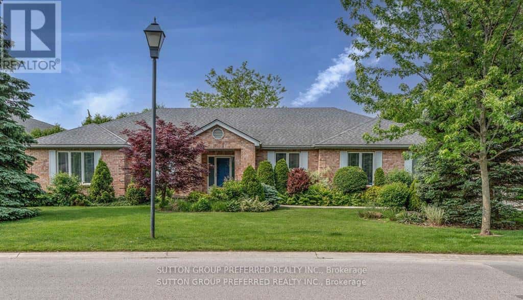 1 HIGHLAND WOODS COURT — London South (South P), Ontario - Photo 2 of 36