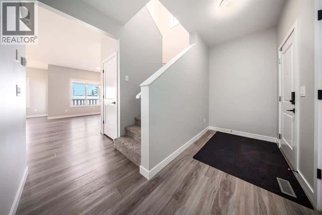 88 Henderson Crescent — Penhold, Alberta - Photo 2 of 28