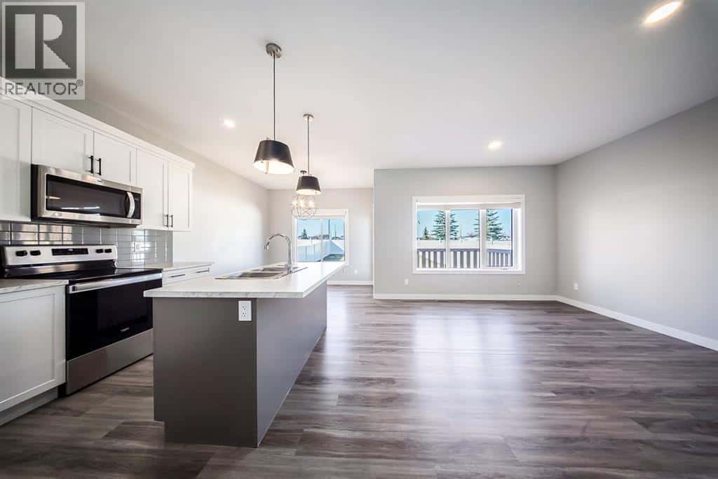 88 Henderson Crescent — Penhold, Alberta - Photo 3 of 28