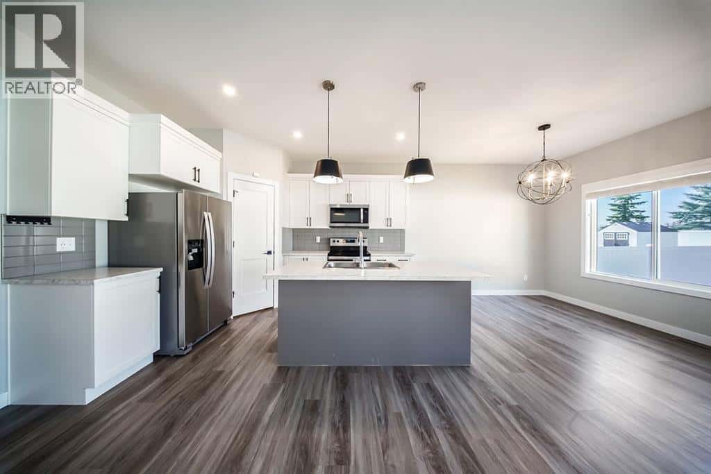 88 Henderson Crescent — Penhold, Alberta - Photo 4 of 28