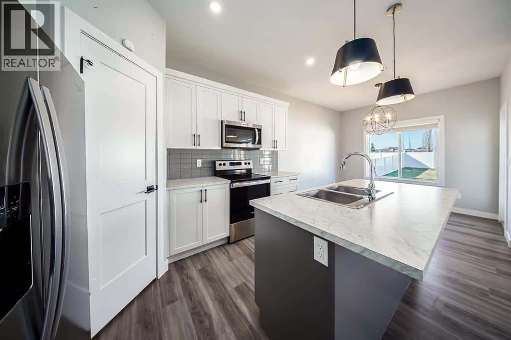 88 Henderson Crescent — Penhold, Alberta - Photo 5 of 28