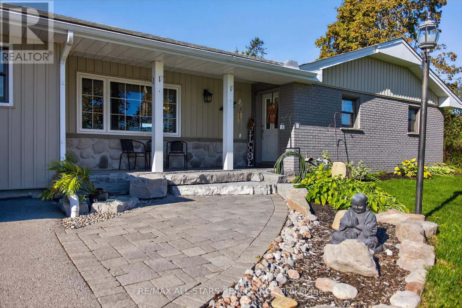 291 ANGELINE STREET N — Kawartha Lakes (Ops), Ontario - Photo 2 of 48