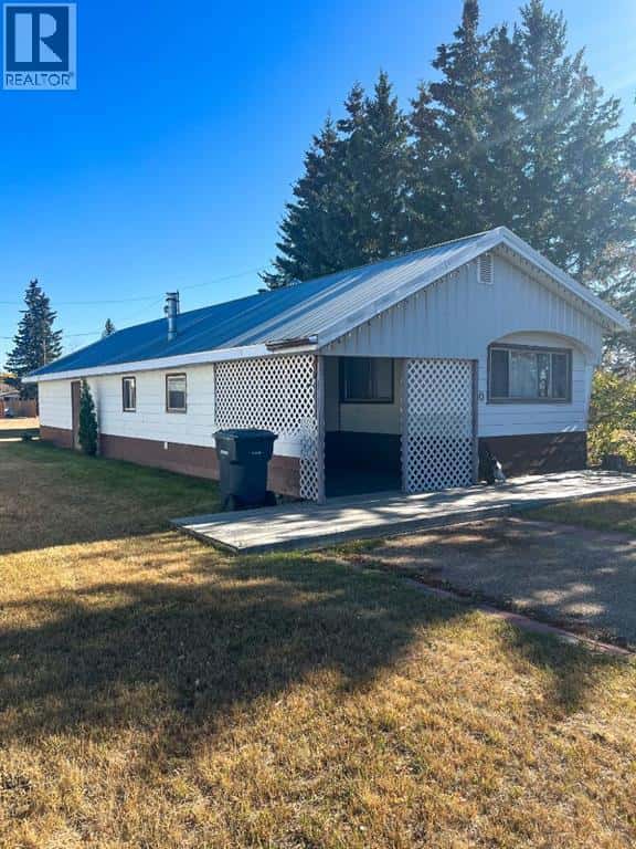 100 4 Avenue N — Marwayne, Alberta - Photo 2 of 19